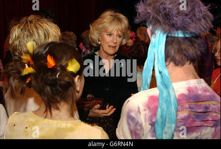 Camilla Parker Bowles spricht mit Schulkindern, die Shakespeare im Pfau-Theater im Zentrum Londons aufführen. Frau Parker Bowles trat dem Prince of Wales bei einem seiner offiziellen Engagements zum ersten Mal seit mehreren Monaten bei. In einem smaragdgrünen Samtkleid mit türkisfarbenem Sari-Seidenfutter und Manschetten wurde Frau Parker Bowles zu einer elisabethanischen Extravaganz, als sie mit Charles im Londoner Pfau-Theater ankam. Stockfoto