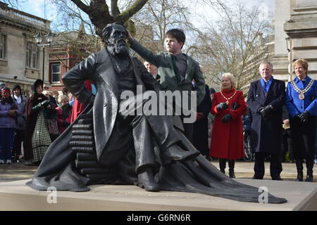 Oliver Dickens, neun Jahre alt, bei der Enthüllung der ersten Statue seines Ur-Ur-Ur-Großvaters Charles Dickens in Portsmouth, Hampshire. Stockfoto