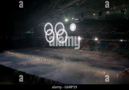 Olympische Winterspiele In Sotschi – Tag 0. Die Olympischen Ringe, die nicht geöffnet werden, während der Eröffnungszeremonie für die Olympischen Spiele 2014 in Sotschi, Russland. Stockfoto