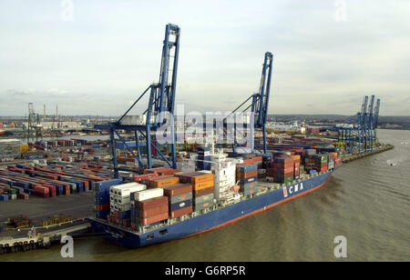 Eine Gesamtansicht eines Containerschiffes an den Tilbury Docks, Süd-Ost London. 09/03/04: Das Handelsdefizit des Vereinigten Königreichs erreichte heute einen neuen monatlichen Rekord von 4.6 Milliarden, nachdem die Exporte in Länder außerhalb der Europäischen Union im Januar um 19% zurückgingen. Die Lücke im Handel mit Waren und Dienstleistungen im Vergleich zu 3.1 Milliarden im Dezember und ist weit höher als die City-Erwartungen von rund 3.3 Milliarden. Stockfoto