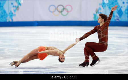 Die Italiener Nicole della Monica und Matteo Guarise treten während des kurzen Eiskunstlaufprogramms der Paare bei den Olympischen Spielen in Sotschi 2014 in Sotschi, Russland, gegeneinander an. DRÜCKEN SIE VERBANDSFOTO. Bilddatum: Dienstag, 11. Februar 2014. Siehe PA Story OLYMPICS. Bildnachweis sollte lauten: David Davies/PA Wire. EINSCHRÄNKUNGEN: Nur für Nachrichtendienste. Nur für redaktionelle Zwecke. Keine Videoemulation. Stockfoto