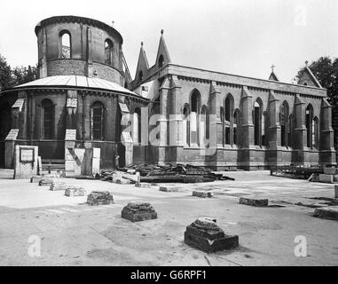 Das Äußere der Temple Church in London, nachdem die umliegenden bombardierten beschädigten Gebäude von Abbrucharbeitern gesäubert worden waren. Stockfoto