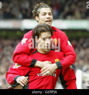 Ruud Van Nistelrooy von Manchester United (unten) feiert mit Teamkollege Cristiano Ronaldo, nachdem er beim FA Cup Quarter Final in Old Trafford den ersten Torausgleich gegen Fulham erzielt hatte. Stockfoto