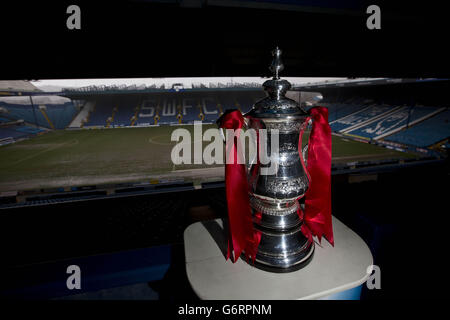 REDAKTIONELLE VERWENDUNG NUR der FA Cup, der während der Einführung der Beko Keepy-Uppy Challenge im Hillsborough Stadium in Sheffield im Süden von Yorkshire ausgestellt wird, da Beko „Official Home Appliance Partner of the FA Cup“ Gemeinden in ganz Großbritannien ermutigt, aktiv zu werden. Stockfoto