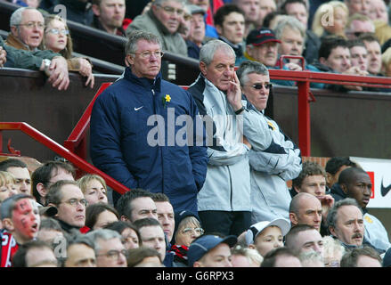 Manchester United Manager Sir Alex Ferguson (L) mit dem neuen Assistant Manager Walter Smith, der beim FA Cup Quarter Final Match in Old Trafford den 2-1-Sieg seiner Mannschaft gegen Fulham beobachtet. Stockfoto