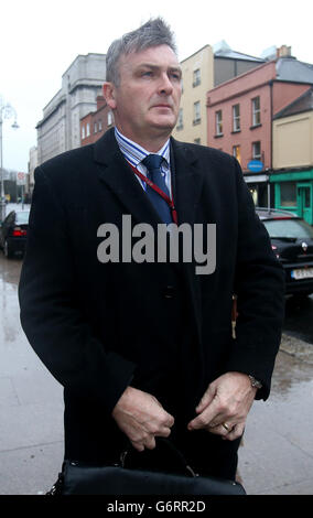 Simon O'Brien, der Vorsitzende des Ombudsmannes von Garda Siochana, kommt im Leinster House in Dublin an, um vor dem Gemeinsamen Ausschuss für die Aufsicht über den öffentlichen Dienst Oireachtas über die angebliche Abhöraktionen der Büros des Ombudsmannes zu erscheinen. Stockfoto