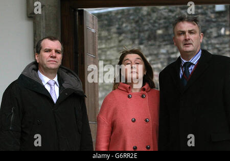 Simon O'Brien, Vorsitzender des Ombudsmannes von Garda Siochana (rechts), Kieran Fitzgerald und Carmel Foley kommen im Leinster House in Dublin an, um vor dem Oireachtas Joint Committee on Public Service Oversight über die angebliche Abhörung der Büros des Ombudsmannes zu erscheinen. Stockfoto