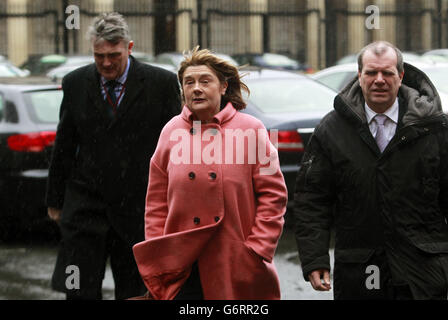 Simon O'Brien, Vorsitzender des Ombudsmannes von Garda Siochana (links), Kieran Fitzgerald und Carmel Foley kommen im Leinster House in Dublin an, um vor dem Oireachtas Joint Committee on Public Service Oversight über die angebliche Abhörung der Büros des Ombudsmannes zu erscheinen. Stockfoto