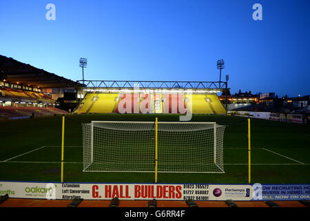 Fußball - Sky Bet Championship - Watford / Birmingham City - Vicarage Road. Allgemeiner Blick auf die Vicarage Road, Heimat des FC Watford, in der Dämmerung, bevor die Flutlichter eingeschaltet sind Stockfoto