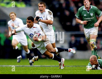 Der englische Jason Robinson (vorne links) wird vom irischen Peter Stringer (ganz rechts) während des RBS 6 Nations-Spiels in Twickenham, London, angegangen. Stockfoto