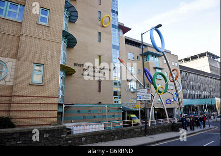 Ein Blick auf das Bristol Royal Hospital for Children "Paul O'Gorman Building", als unabhängige Überprüfung soll die pädiatrische Herzeinheit des Krankenhauses nach Sorge über die Behandlung von Neugeborenen und kleinen Kindern, die starben oder erlitten Komplikationen gehalten werden. Stockfoto