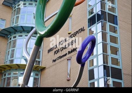 Ein Blick auf das Bristol Royal Hospital for Children "Paul O'Gorman Building", als unabhängige Überprüfung soll die pädiatrische Herzeinheit des Krankenhauses nach Sorge über die Behandlung von Neugeborenen und kleinen Kindern, die starben oder erlitten Komplikationen gehalten werden. Stockfoto