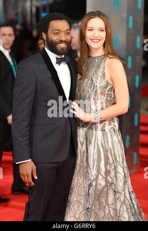 Chiwetel Ejiofor und Sari Mercer die EE British Academy Film Awards 2014, im Royal Opera House, Bow Street, London. Stockfoto