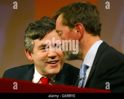 Bundeskanzler Gordon Brown (links) und David Blunkett auf der Frühjahrstagung der Labour-Partei im G-Mex-Zentrum in Manchester. Brown ist nur einer von wenigen hochrangigen Ministern des Kabinetts, die jeden Tag mit Kulturministerin Tessa Jowell und Innenminister David Blunkett, der morgen sprechen wird, zu dem Treffen sprechen werden. Stockfoto