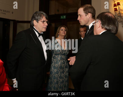 Treffen des Duke of Cambridge (von links nach rechts) Vorsitzender des Filmkomitees Nik Powell, Vizepräsidentin der BAFTA Sophie Turner Laing und Vizepräsidentin der BAFTA Duncan Kenworthy bei den EE British Academy Film Awards 2014 im Royal Opera House, Bow Street, London. Stockfoto