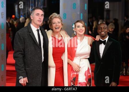 Emma Thompson, Ehemann Greg Wise und Familie bei der Ankunft bei den EE British Academy Film Awards 2014 im Royal Opera House, Bow Street, London. Stockfoto