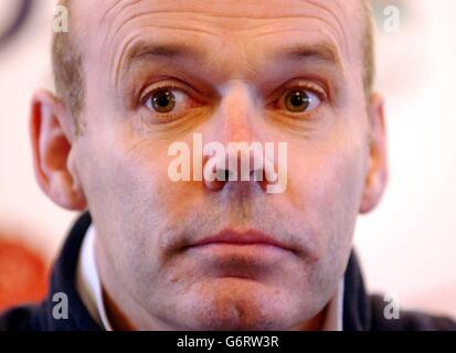 England Manager Sir Clive Woodward im Penny Hill Park, Surrey, vor dem Spiel seines Teams gegen Wales in Twickenham beim RBS 6 Nations Turnier. Stockfoto