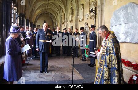 Königin Elizabeth II. Wird von Air Chief Marshall Sir John Barraclough eingeladen, während eines Dienstes, der den Opfern des RAF Coastal Command im Zweiten Weltkrieg in Westminster Abbey, London, Tribut zollt, einen Kranz niederzulegen. Coastal Command und seine angeschlossenen Einheiten sanken mehr als 1,000 deutsche Schiffe mit Flugzeugen wie Catalinas und Beaufighters und verhinderten, dass der Feind lebenswichtige Lebensmittelvorräte an Großbritannien absperrte. Stockfoto