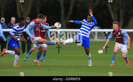 Fußball - Barclays U21 Premier League - Aston Villa gegen Reading - Bodymoor Heath Training Ground. Gary Gardiner von Aston Villa und Gozie Ugwu von Reading kämpfen um den Ball Stockfoto