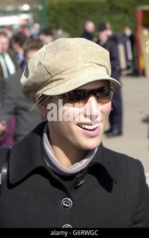 Zara Phillips kommt auf der Pferderennbahn Cheltenham an. Zara Phillips kommt am ersten Tag des Cheltenham Festivals auf der Pferderennbahn in Cheltenham an. Stockfoto