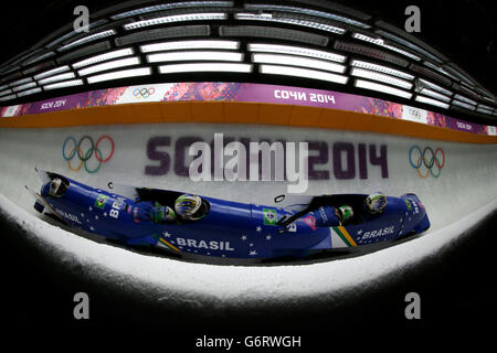 *ANMERKUNG DER REDAKTION FOTO AUFGENOMMEN MIT MEHRFACHBELICHTUNG IN DER KAMERA* Brasilien Fabiana Santos und Sally Mayara da Silva konkurrieren in der Hitze 1 der Frau Bobbahn im Sanki Sliding Center während der Olympischen Spiele 2014 in Sotschi in Krasnaya Polyana, Russland. Stockfoto