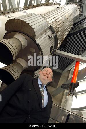 Bildungsminister Charles Clarke posiert während eines Besuchs im National Space Center in Leicester unter einer Rakete. Im BT sponsored Challenger Learning Center und in der von EADS Atrium gesponserten Galerie Space Now News besuchte er die Ausstellungen und beobachtete Schulgruppen in Aktion. Er traf sich mit Vertretern von BT, EADS Astrium, der University of Leicester und der De Montfort University, um sich über die Kolloration zwischen dem National Space Center, der Industrie und der Akademie zu informieren. Stockfoto