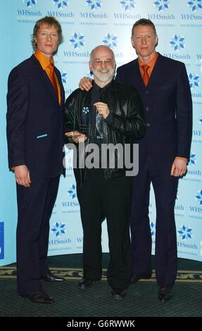 Terry Pratchett (Mitte) mit den Schauspielern Neil und Adrian Rayment, die ihm den Teen Choice Award für sein Buch „The Wee Free Men“ während der WHSmith People's Choice Awards im Dorchester an der Park Lane im Zentrum von London überreichten. Alle Autoren, die für die Literaturpreise ausgewählt wurden, werden von der Öffentlichkeit gewählt, meist per Internet-Voting. Stockfoto