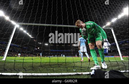 Fußball - UEFA Champions League - 16. Runde - Manchester City gegen Barcelona - Etihad Stadium. Joe Hart von Manchester City reagiert nach dem zweiten Tor Stockfoto