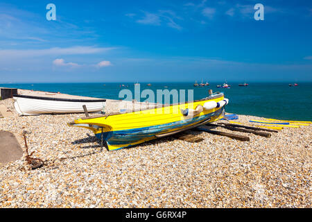 Boote am Strand von Selsey Bill West Sussex England UK Europa Schindel Stockfoto