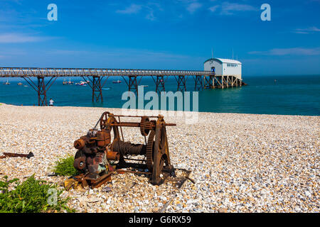 Selsey Bill Strand mit der Rettungsstation im Hintergrund. West Sussex England UK Europa Stockfoto