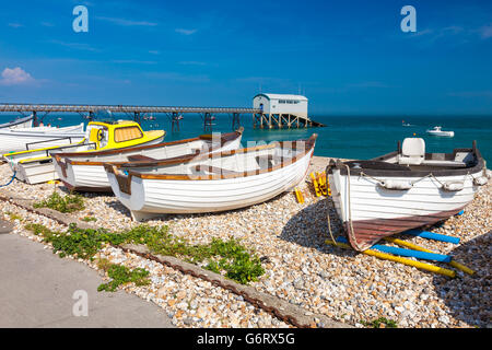 Boote am Strand von Selsey Bill West Sussex England UK Europa Schindel Stockfoto