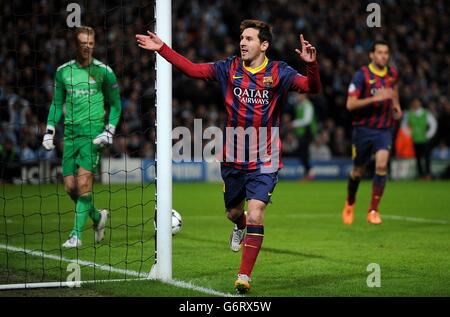 Lionel Messi, FC Barcelona, feiert das Tor seiner Mannschaften zum 1. Tor gegen Manchester City, während der UEFA Champions League, Runde 16 im Etihad Stadium, Manchester. Stockfoto