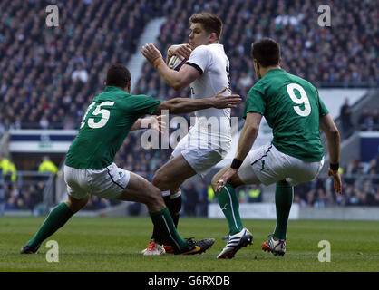 Der englische Owen Farrell (Mitte) wird vom irischen Rob Kearney (links) und dem irischen Conor Murray (rechts) während des RBS 6 Nations-Spiels im Twickenham Stadium, London, angegangen. Stockfoto