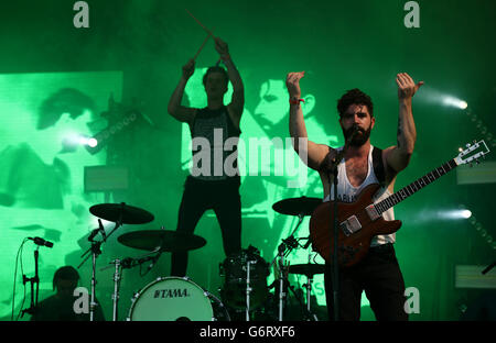 Yannis Philippakis Fohlen auf der Pyramide Bühne auf dem Glastonbury Festival, würdig Farm in Somerset. Stockfoto