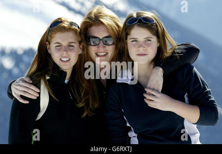 Die Herzogin von York posiert mit ihren Töchtern Prinzessinnen Beatrice (links) und Eugenie (rechts) auf den Skipisten von Verbier in der Schweiz, wo die drei ihren Urlaub verbringen. Stockfoto