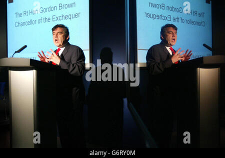 Schatzkanzler Gordon Brown spiegelt sich auf einem Fernsehbildschirm wider, als er eine Keynote-Rede auf der Konferenz "Making Globalization Work for All" in London hält. Brown appellierte leidenschaftlich an die Menschen, die am Rande des Daseins leben, als er seine Pläne umriss, die Entwicklungshilfe, die die reichsten Länder der Welt den Ärmsten geben, zu verdoppeln. Stockfoto