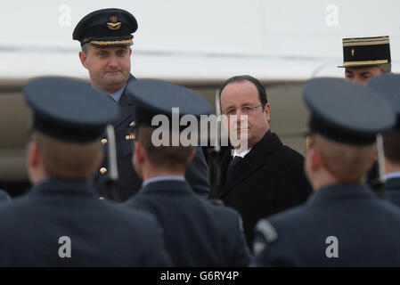 Premierminister David Cameron begrüßt den französischen Präsidenten Francois Hollande bei RAF Brize Norton in Oxfordshire, wo sie einen eintägigen Gipfel abhalten. Stockfoto