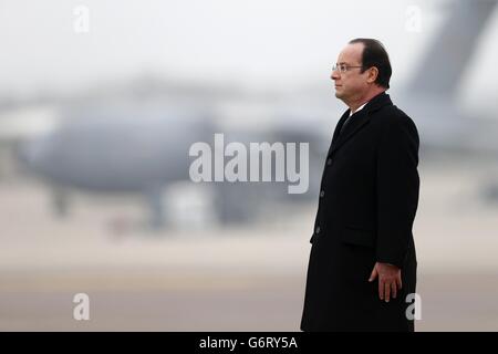 Frankreichs Präsident Francois Hollande hört seine Nationalhymne bei RAF Brize Norton in der Nähe von Oxford in Mittelengland. Stockfoto