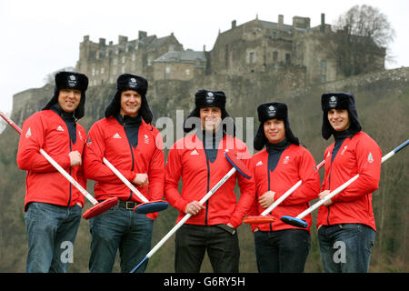 Britische Männer-Curling-Mannschaft (links-rechts) Tom Brewster, Michael Goodfellow, David Murdoch (skip), Greg Drummond und Scott Andrews mit russischen Team-GB-Hüten während einer Fotoanlass in Stirling Castle. DRÜCKEN Sie VERBANDSFOTO. Bilddatum: Donnerstag, 30. Januar 2014. Bildnachweis sollte lauten: Andrew Milligan / PA Wire. Stockfoto