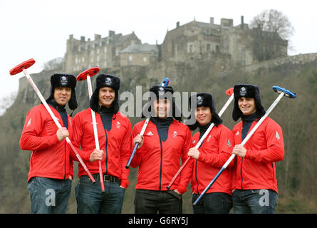 Britische Männer-Curling-Mannschaft (links-rechts) Tom Brewster, Michael Goodfellow, David Murdoch (skip), Greg Drummond und Scott Andrews mit russischen Team-GB-Hüten während einer Fotoanlass in Stirling Castle. DRÜCKEN Sie VERBANDSFOTO. Bilddatum: Donnerstag, 30. Januar 2014. Bildnachweis sollte lauten: Andrew Milligan / PA Wire. Stockfoto