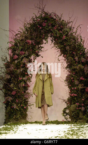 Ein Model auf dem Laufsteg während der London Fashion Week Show von Betty Jackson, im BFC Zelt, dem Duke of York's Square in Chelsea, West London. Stockfoto