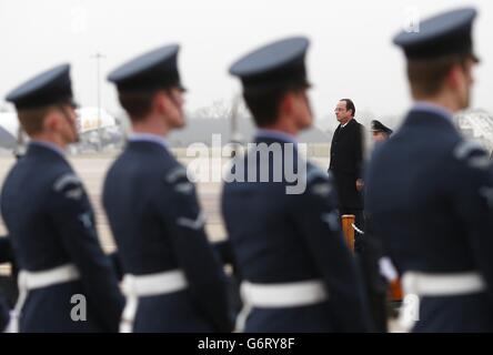 Frankreichs Präsident Francois Hollande hört seine Nationalhymne, bevor er einen Ehrengarde bei RAF Brize Norton in der Nähe von Oxford in Zentralengland überprüft. Stockfoto