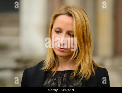 Beth Warren vor den Royal Courts of Justice, im Zentrum von London, wo sie kämpft, um zu verhindern, dass das gefrorene Sperma ihres verstorbenen Mannes zerstört wird. Stockfoto