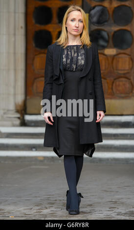 Beth Warren vor den Royal Courts of Justice, im Zentrum von London, wo sie kämpft, um zu verhindern, dass das gefrorene Sperma ihres verstorbenen Mannes zerstört wird. Stockfoto