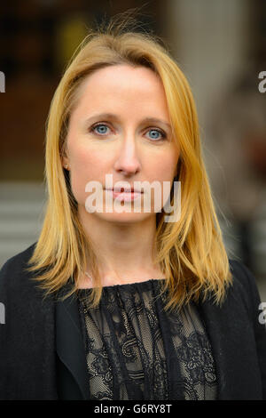 Beth Warren vor den Royal Courts of Justice, im Zentrum von London, wo sie kämpft, um zu verhindern, dass das gefrorene Sperma ihres verstorbenen Mannes zerstört wird. Stockfoto