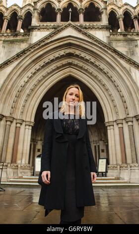 Beth Warren vor den Royal Courts of Justice, im Zentrum von London, wo sie kämpft, um zu verhindern, dass das gefrorene Sperma ihres verstorbenen Mannes zerstört wird. Stockfoto