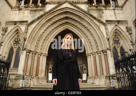 Beth Warren vor den Royal Courts of Justice, im Zentrum von London, wo sie kämpft, um zu verhindern, dass das gefrorene Sperma ihres verstorbenen Mannes zerstört wird. Stockfoto