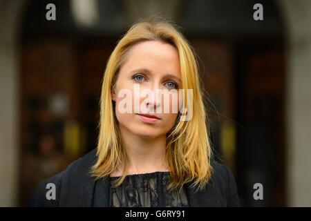 Beth Warren vor den Royal Courts of Justice, im Zentrum von London, wo sie kämpft, um zu verhindern, dass das gefrorene Sperma ihres verstorbenen Mannes zerstört wird. Stockfoto