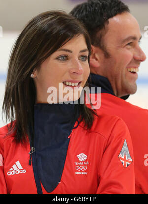 Das GB Curling Team überspringt Eve Muirhead (L) und den Herren skip David Murdoch, während sich die Team GB Curling Teams auf Sotschi am Peak in Stirling vorbereiten. Stockfoto