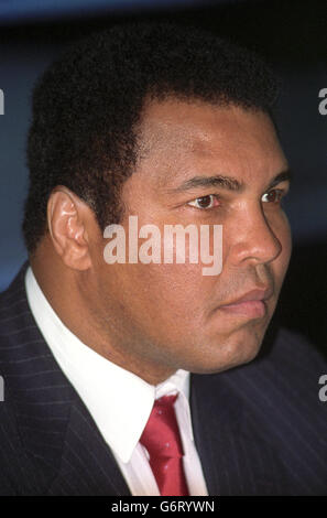 Der ehemalige Weltmeister im Schwergewicht Muhammad Ali auf einer Pressekonferenz, um die Veröffentlichung des Videos „Champions Forever“ zu veröffentlichen, eine Hommage an seine Karriere und Joe Frazier und George Foreman. Stockfoto